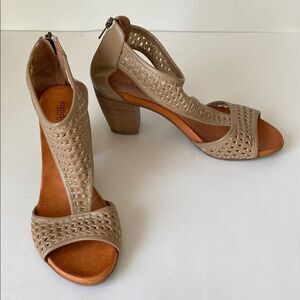 Sundance Tan Leather Sandals Woven Ankle Strap EU 40 Made in Italy Feminine Boho